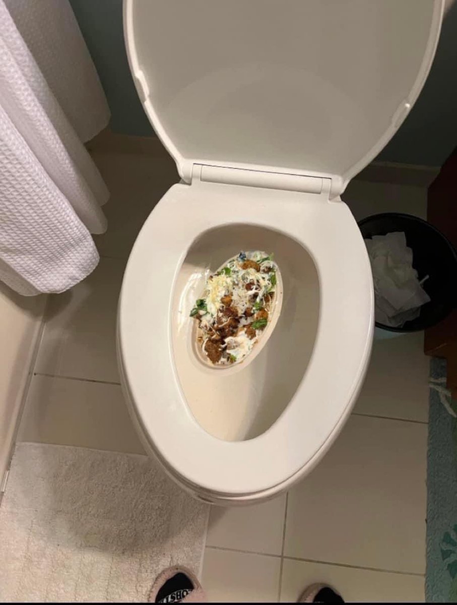 HVSMAJESTY's tweet photo. How to properly eat a chipotle bowl: https://t.co/ufSmy8oOQC