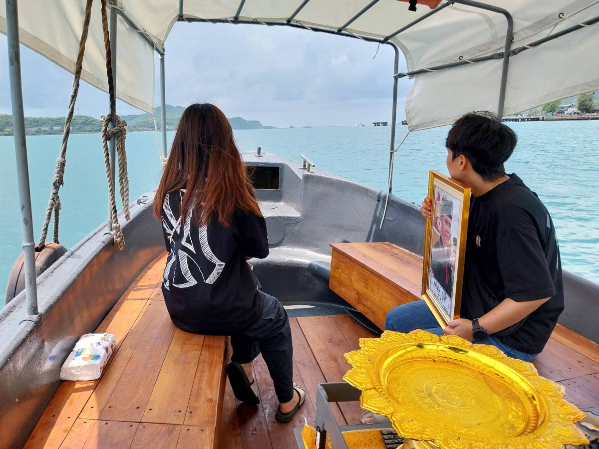 fleettraining1's tweet image. #ลอยอังคารสัตหีบ  ขอขอบคุณคณะท่านผู้วายชนม์ที่มอบความไว้วางใจให้ทีมงานของกองทัพเรือเป็นสะพานบุญให้ดวงวิญญาณท่านผู้วายชนม์ไปสู่ภพภูมิที่ดี สุข สงบ ร่มเย็น ดัง สายน้ำ ณ บริเวณที่เงียบสงบที่สุดของอ่าวสัตหีบ อย่าง สมเกียรติ...
#จองเรือ.085-3289529
#เรือ 6 ท่าน 1,800 บาท