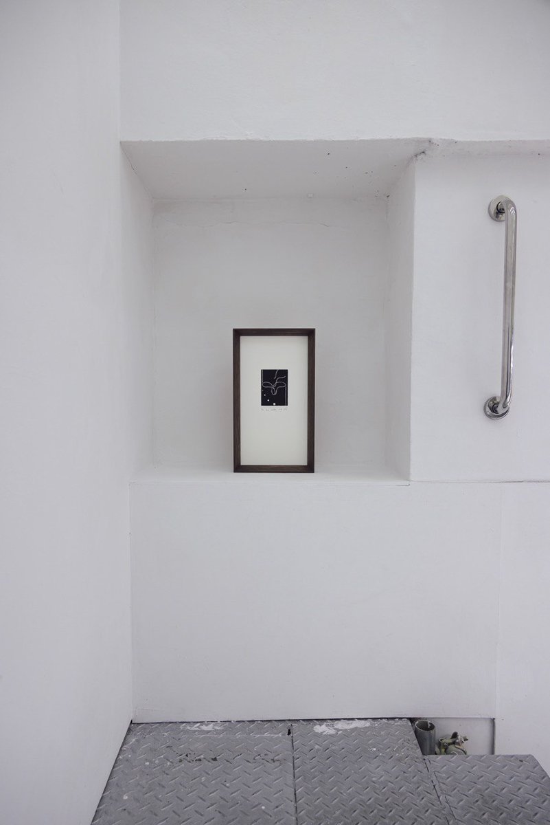 "서울의 소음들 사이에서 가장 견디기 힘든 소음은 정적일지도 모른다는 생각을 한다. 많은 자극과 움직임들이 얽혀 만들어내는 찰나의 정적들. 그 균형점의 원인을 상상하는 과정을 드러내고 그 지점을 기억하는 것이 현재 이곳에서 어떤 의미를 가지는 지를 상상해보는 것이 이 전시의 목표이다."🌿