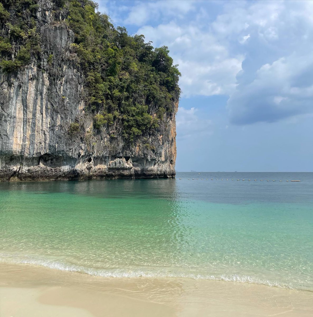 Web676's tweet image. "As the gentle breeze kisses her cheeks, she finds solace amidst the waves, sailing into the horizon with a heart full of wanderlust. With each click of the camera,#SeafaringEscapade #SailAwayWithMe #OceanicWanderlust #CapturingMomentsOfSerenity"