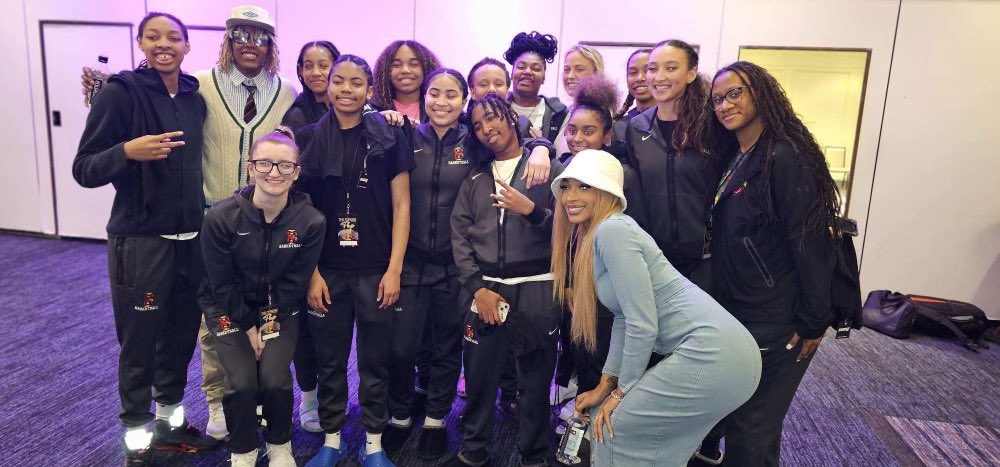 When your big sister @ladylynn22_ shows up to your event ! I can say @LadyVol_Hoops sisterhood is deep for life . Lady VOLs are everywhere ….. @BishopIretonWBB let’s go to work - Ring 🏆 Chasing ! We are playing on the @NBA network tomorrow at 1140am