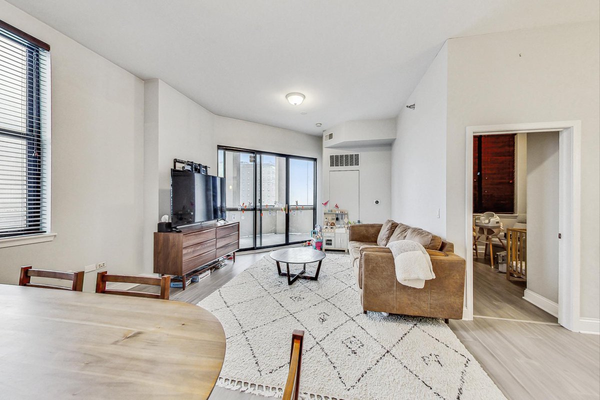 AkosStraub's tweet photo. Step into luxury living in the heart of Chicago's vibrant South Loop! This stunning 3-bed, 2-bath condo offers breathtaking views of Lake Michigan and the city skyline from every angle. 1464 S Michigan, Unit 1601 https://t.co/9Dv1pSLrbw