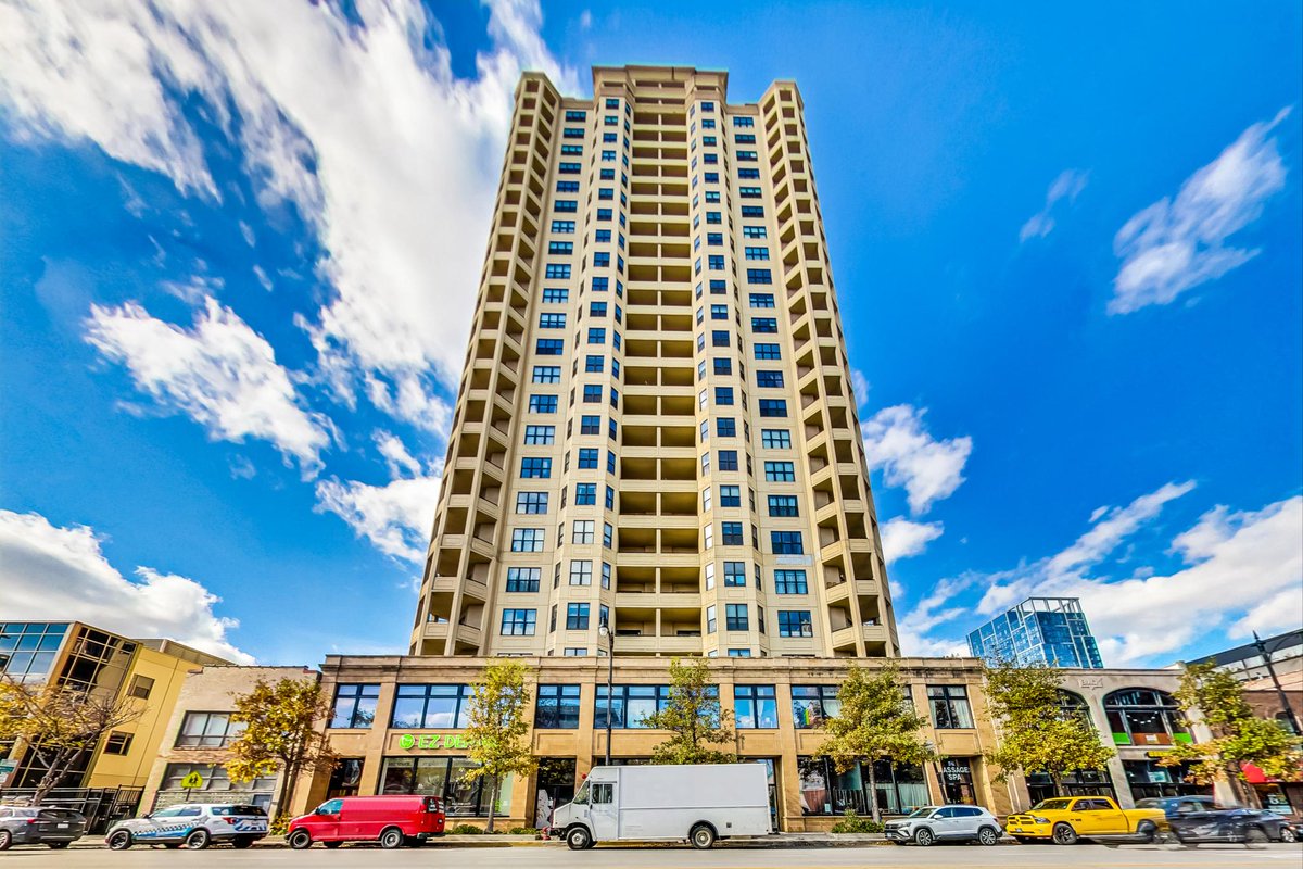 AkosStraub's tweet photo. Step into luxury living in the heart of Chicago's vibrant South Loop! This stunning 3-bed, 2-bath condo offers breathtaking views of Lake Michigan and the city skyline from every angle. 1464 S Michigan, Unit 1601 https://t.co/9Dv1pSLrbw