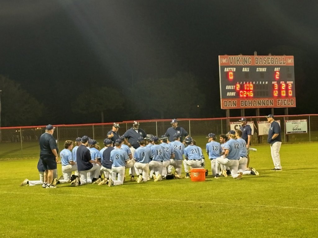 Congratulations to @HudsonBaseball and @Coach_Dice as tonight’s victory over Bellbrook HS was Coach Dice’s 200th career win! An amazing milestone! Well done, Coach! #ExplorerPride #RollHud