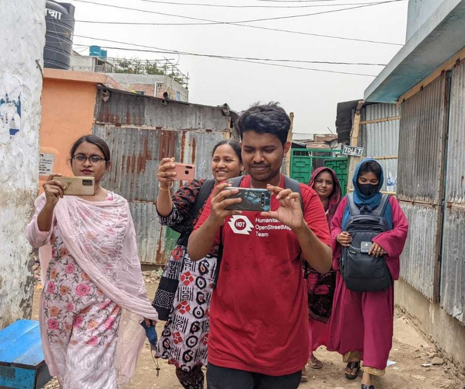 #APHub and World Vision Bangladesh conducted a field visit to collect data in Mirpur and Duaripara, Dhaka. Assisted by the community and #OMGurus, they captured street-level images through Mapillary, waste management data with ODK, and mapped common fire hazards. #OM4Resilience