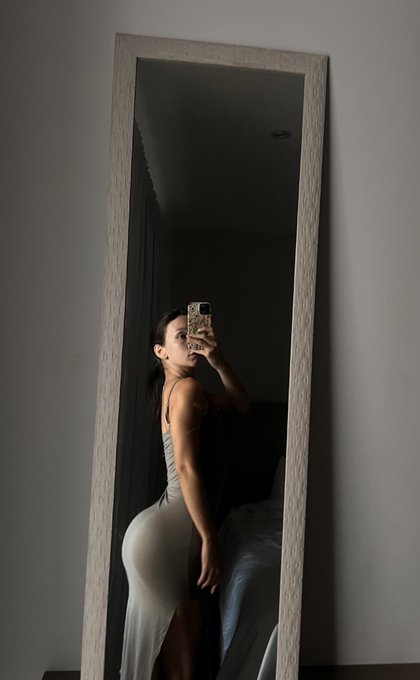 Skin tight dresses+me=❤️&zwj;🔥 https://t.co/InsKBZ5sIN