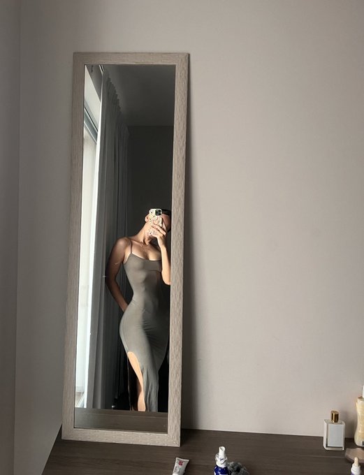 Skin tight dresses+me=❤️&zwj;🔥 https://t.co/InsKBZ5sIN
