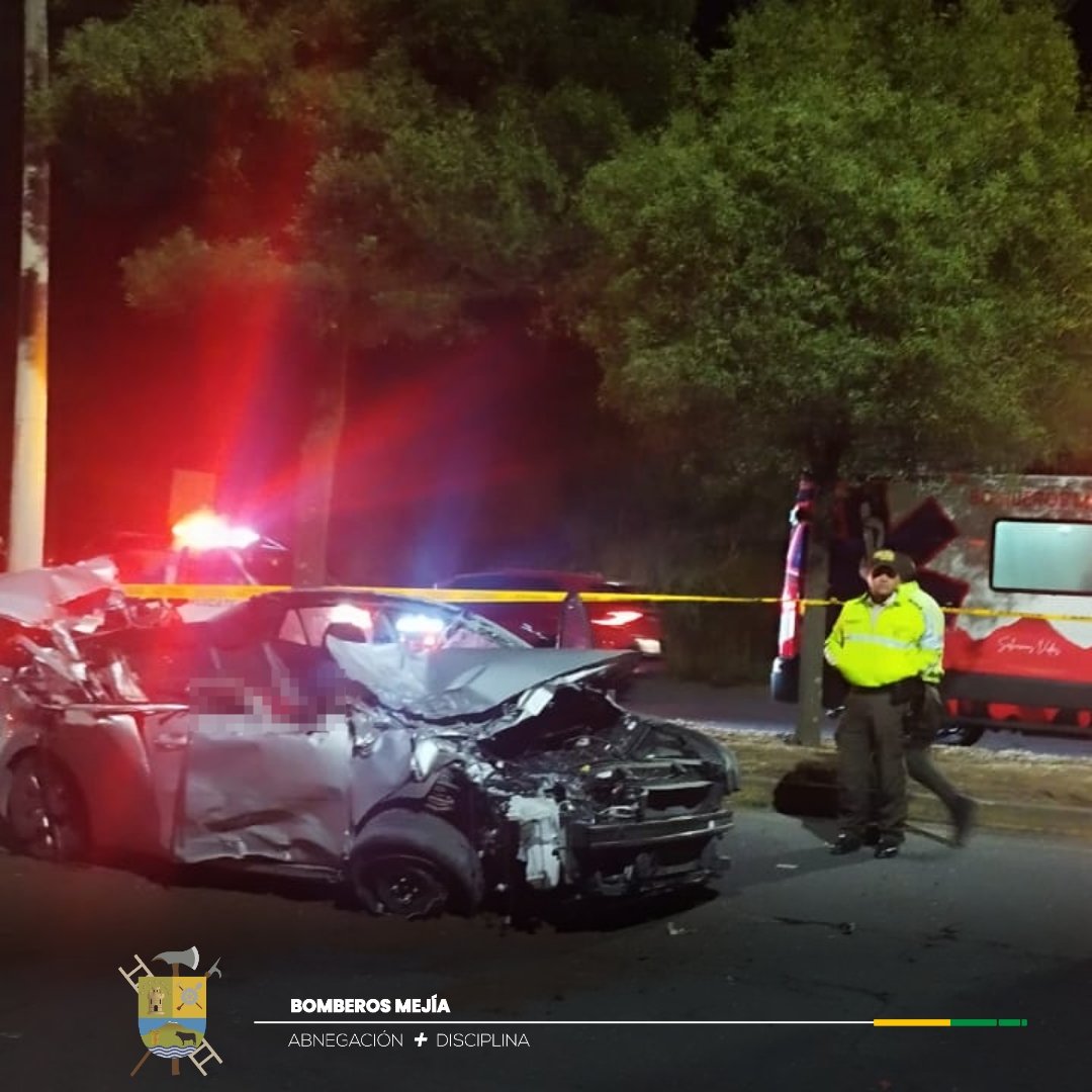 BomberosMejia1's tweet image. Un fallecido 😔 es el resultado de un siniestro de tránsito ✴️ registrado en la Av. Simon Bolívar.
Un vehículo liviano 🚗 se habría impactado contra un camión 🚚.
Nuestro personal 🚒🔰🚑 se trasladó inmediatamente hasta el lugar para atender la emergencia 🚨.