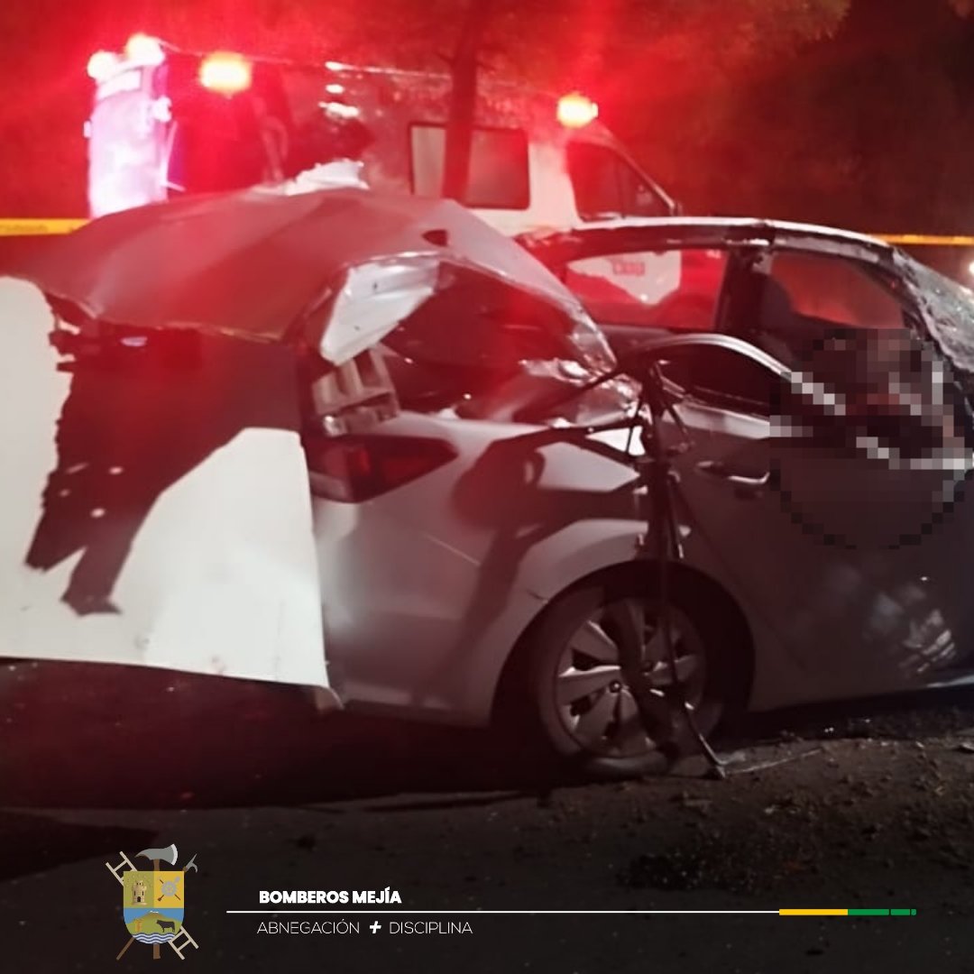BomberosMejia1's tweet image. Un fallecido 😔 es el resultado de un siniestro de tránsito ✴️ registrado en la Av. Simon Bolívar.
Un vehículo liviano 🚗 se habría impactado contra un camión 🚚.
Nuestro personal 🚒🔰🚑 se trasladó inmediatamente hasta el lugar para atender la emergencia 🚨.