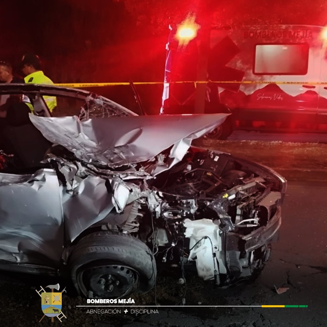 BomberosMejia1's tweet image. Un fallecido 😔 es el resultado de un siniestro de tránsito ✴️ registrado en la Av. Simon Bolívar.
Un vehículo liviano 🚗 se habría impactado contra un camión 🚚.
Nuestro personal 🚒🔰🚑 se trasladó inmediatamente hasta el lugar para atender la emergencia 🚨.