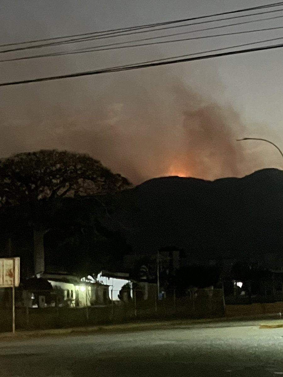 Jhoa_R's tweet photo. Bomberos Forestales, Guardianes del CASUPO, y grupo de voluntarios han estado trabajando desde anoche para controlar el fuego en CERRO CAFÉ y  Parque Mpal CASUPO. Gracias a todos quiénes han colaborado con sus donativos. 
📸 @caminacarlos @amadoapl  @jhoa_R Waleska Franquiz https://t.co/EN1rOWFmMu