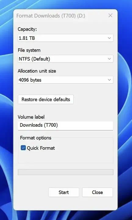 有些东西一旦定下来，就很难被推翻或改写了。习惯成规矩，改动风险、责任大，费时费力，或者就是，懒…
win的这个格式化磁盘对话框，从1994年的NT系统到win11，30年过去了，几乎就没大改过。
而当时，只是某微软员工在某个上午匆忙完成的，他当时认为这就是一个“临时方案”。
这一临时就是30年。