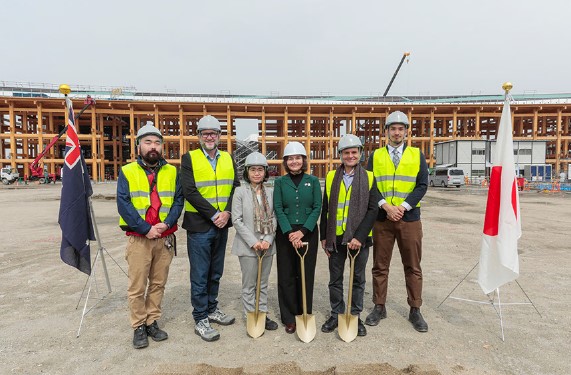 Celebrating the groundbreaking at the #AustraliaPavilion with our construction contractor @ES_Global.Now the hard work begins! 💪🛠️
オーストラリア館の建設を担うESグローバル社の皆さま、どうぞよろしくお願いします！
@dfat @expo2025_japan @expo2025japan