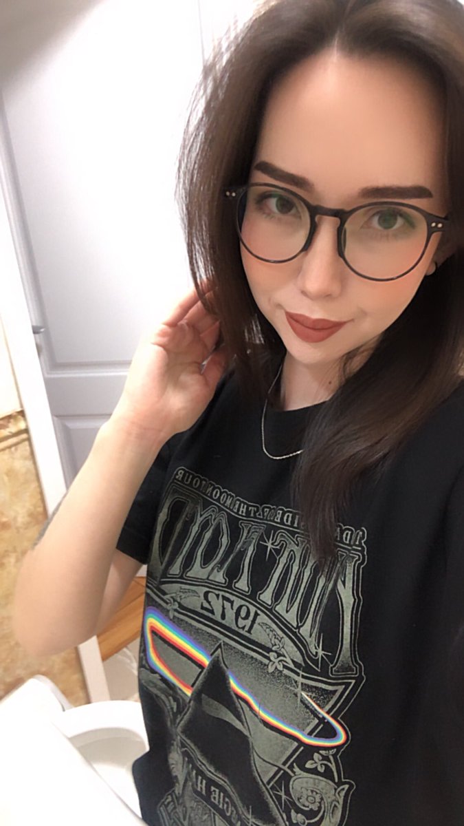 Сайхан хаваршицгаац байнуу? Олигтой дулаарахгүй юм тэ..