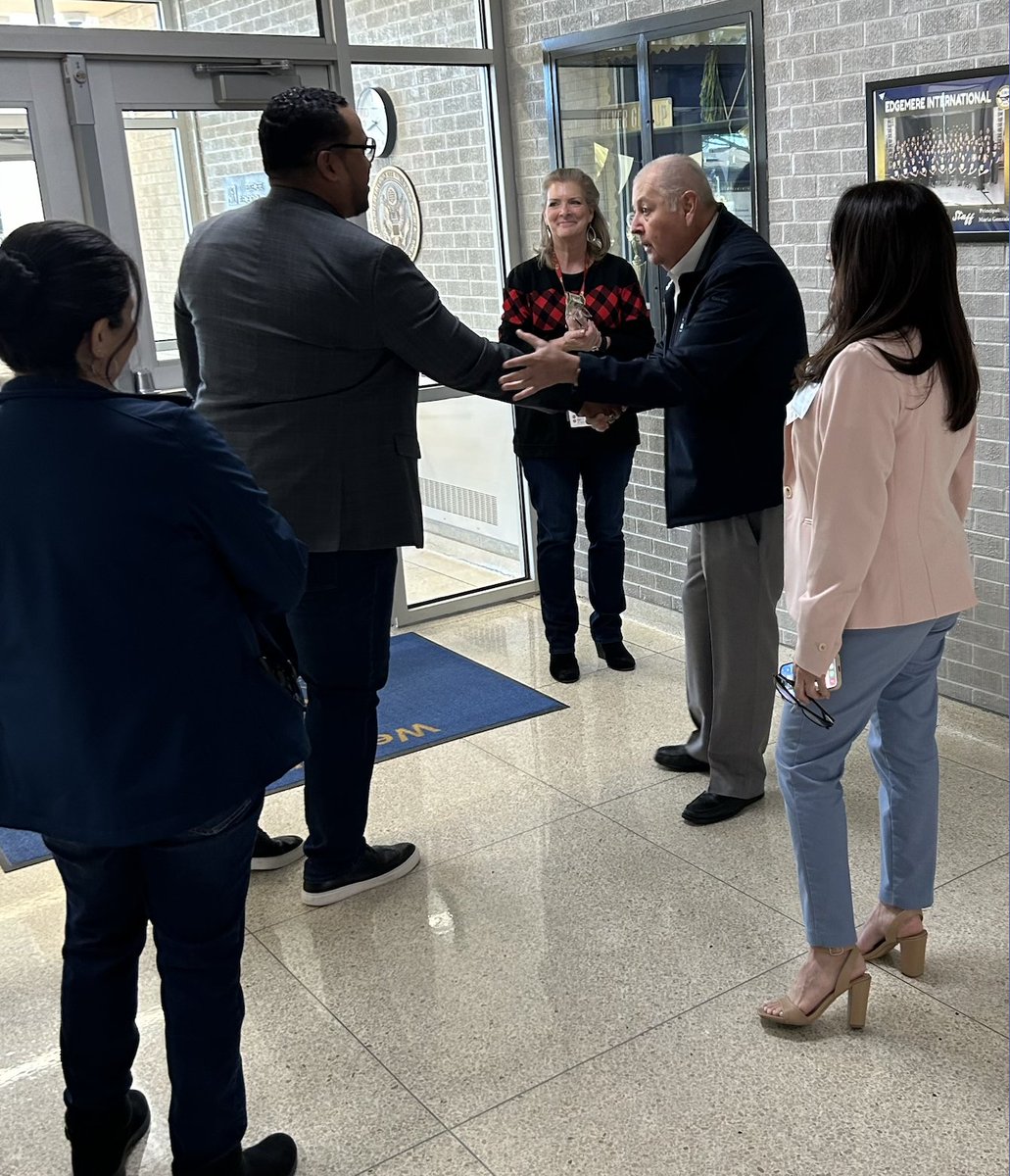 🌟Today was extraordinary! A heartfelt thank you to @EdStansbury for stepping into the role of Principal for the day. He had the opportunity to learn about our programs, our culture and especially our teachers and students📚🎉 #PrincipalForADay @Gmaria1G @YsletaISD