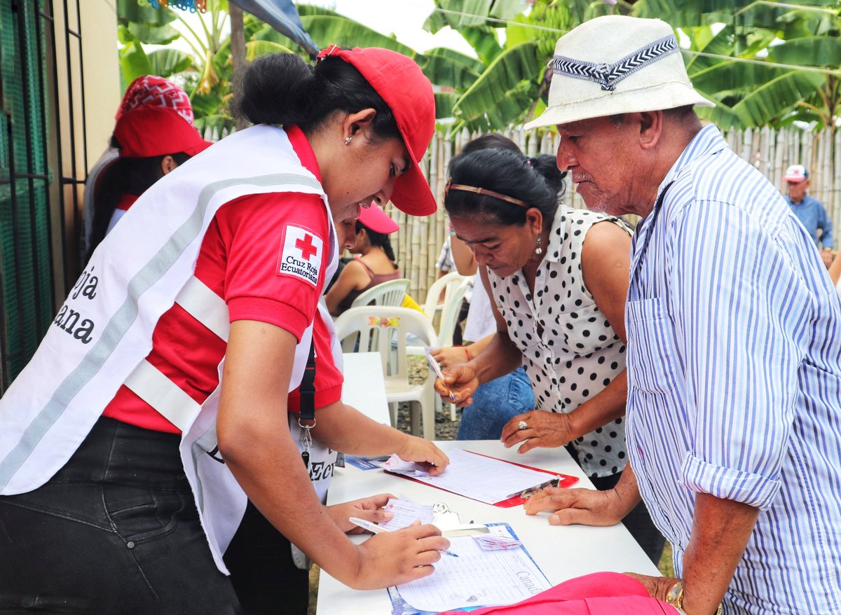 CruzRojaManabi's tweet photo. Agradecemos al fondo para iniciativas locales del Gobierno de Canadá, por ser parte del fortalecimiento comunitario de alrededor de 203 familias de Chone que recibieron un kit de purificación de agua para acceder a agua segura desde cada uno de sus hogares.
#PostEmergencia https://t.co/CANhni5aF7