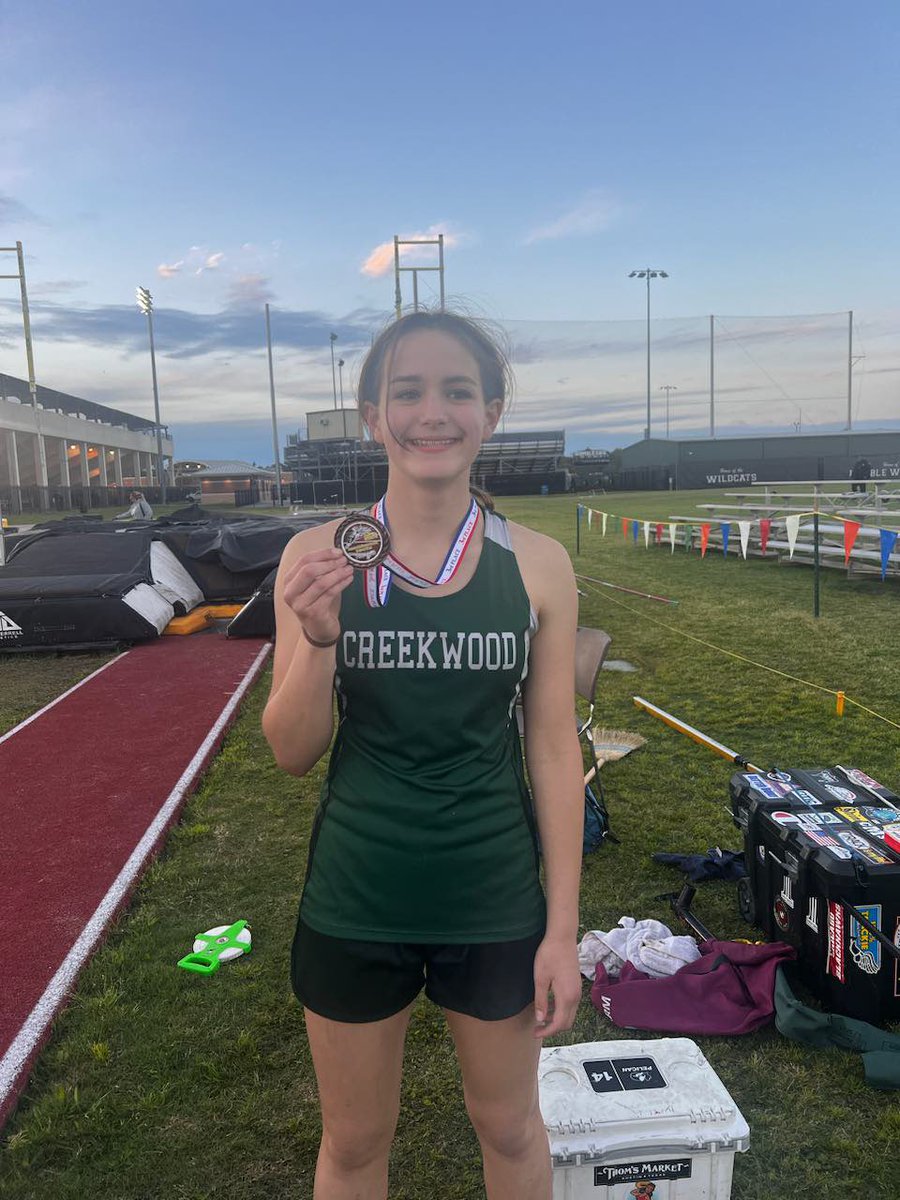 CMSLadyColt_Ath's tweet photo. Another medal in the 7th Grade Girls Pole Vault! Elizabeth bringing home the Bronze! @HumbleISD_CMS @HumbleISD_Ath https://t.co/7RvdiFLUQV