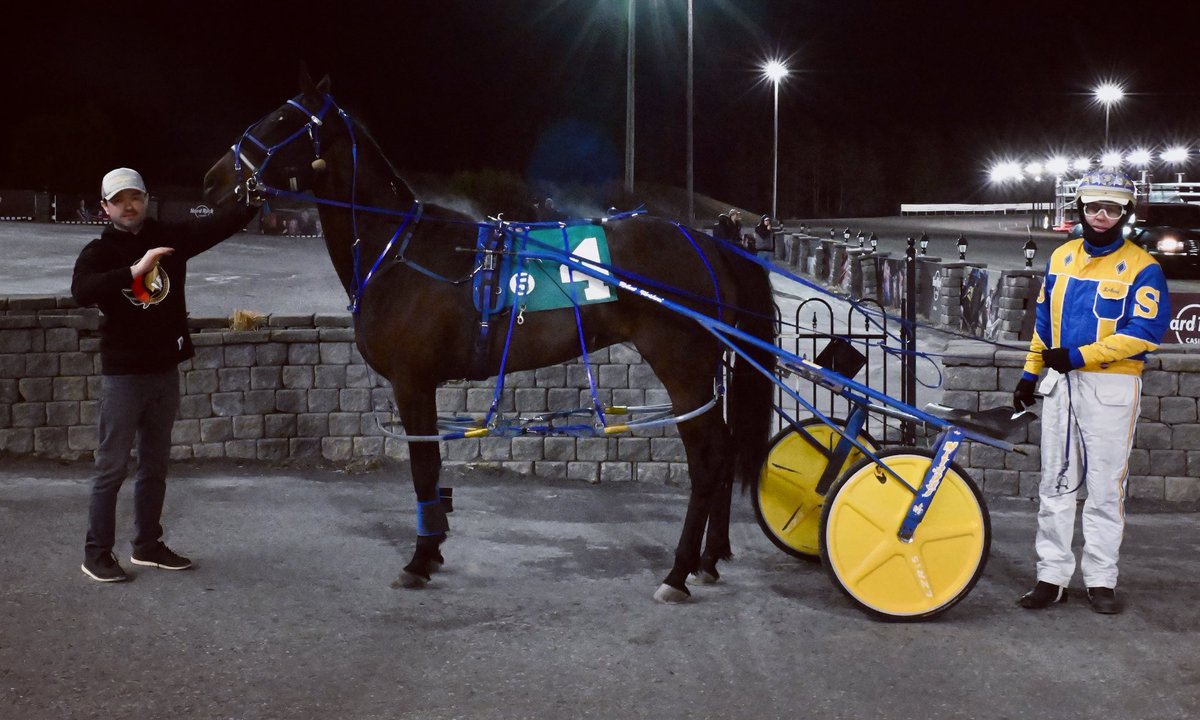 We will be cheering on POP THE BUBBLY at #rideaucarletonraceway.  She was raised by my friend, Carolyn Jarrell.
This filly won the 5th  race in 1:57.0 for trainer Mandy Archer, driven by Robert H Shepherd.
🎉🍾🐎
@TheTriactor #standardbredcanada #ontarioracing