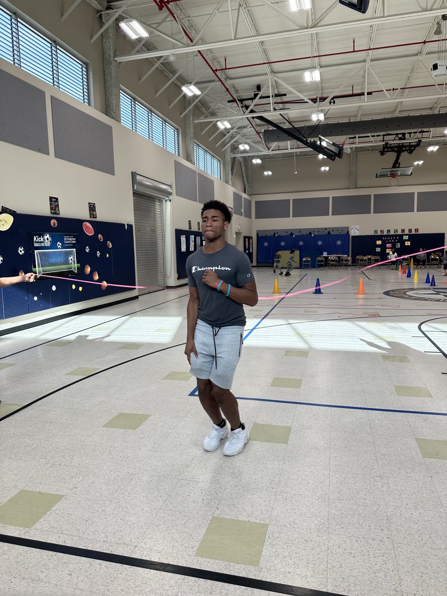 Ex Anderson student comes back for wellness night! ⁦@IkeEaglesFB90⁩ <a href="/Anderson_AISD/">Anderson Academy</a>⁩ ⁦<a href="/AldineHPE/">Aldine Health & Physical Education</a>⁩
