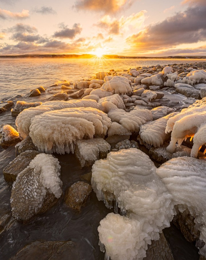 Sending off this evening from the shores of Lake Sakakawea. Good night North Dakota. 📷: Lights Out Images