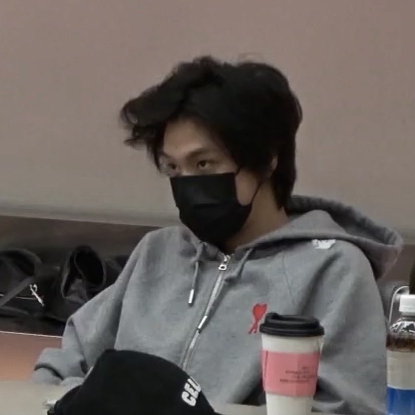 universebyim's tweet photo. “Aku mau ngangkat isu    “Bahas itu mulu.     
kenaikan UKT                       Udah Basi. Cari    
di FEB, kak.”                           yang lain dong.” https://t.co/vjblpQur0i