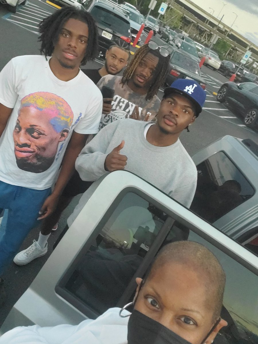 VocalVal's tweet image. Chemo wiped me out. To my rescue today @Costco came 5 (one returned my cart) members of @XULA1925 Men's Track Team. They stopped eating to load my car. 🥲 Thank you, gentlemen. 

There are more young people like this than news outlets want to admit.