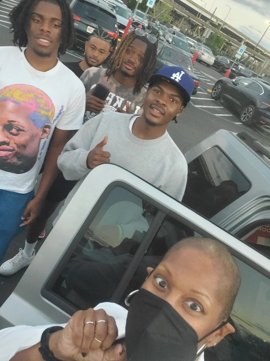 VocalVal's tweet image. Chemo wiped me out. To my rescue today @Costco came 5 (one returned my cart) members of @XULA1925 Men's Track Team. They stopped eating to load my car. 🥲 Thank you, gentlemen. 

There are more young people like this than news outlets want to admit.