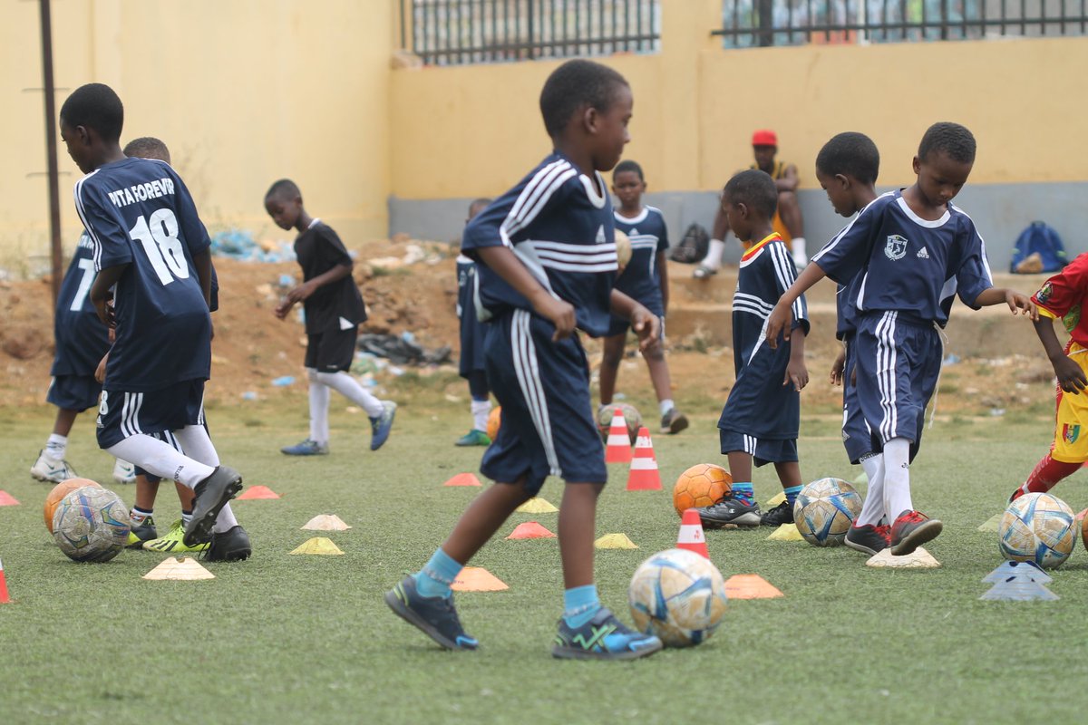 babaalfa1's tweet photo. La Joie de Vivre !!! Ici 👇 👇 👇 
C'est le Jardin d'enfants des Futurs Footballeurs ⚽️ de Guinée. Nous sommes au centre Technique de NonGo 🏟 tous les Samedis et Dimanches dans la Joie et la gaieté. https://t.co/peZDSEPnNx