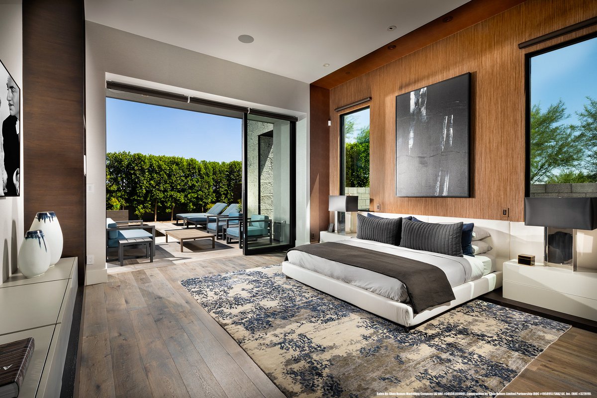 AzurePV's tweet image. This #Azure bedroom, with an outdoor patio, will make you want to spend all day in bed! 😍 

#SheaHomes #SheaHomesArizona #Luxury #ParadiseValley #ParadiseValleyhome