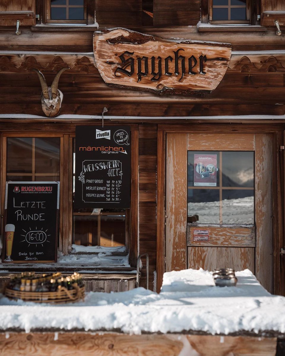 Let's be honest - what could be better than relaxing on a terrace with a drink after a long day of skiing? ⛷️With music in the background and the right people, it's the perfect way to round off the day 🍵 Tag your après ski buddy in the comments 👇 📷 instagram.com/andeast/
