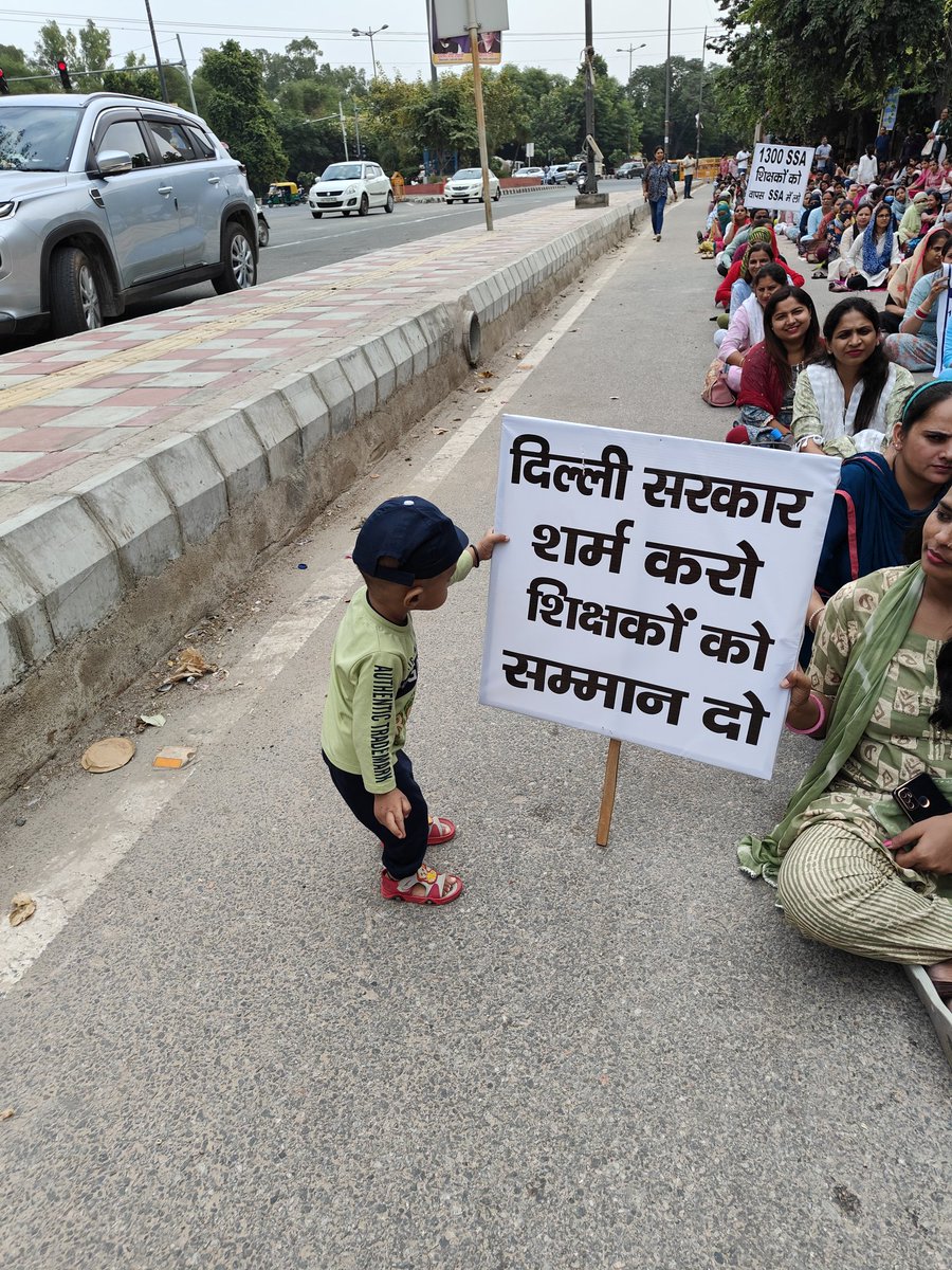 Geeta448783's tweet photo. @AamAadmiParty 
@ABPNews 
@ArvindKejriwal 
@AtishiAAP 
@Dir_Education 
@LtGovDelhi 
@ndtv
Do justice with Delhi SSA teachers who are working in McD school as contract teachers and relieved guest teachers and still doing job as a guest teacher after converting. https://t.co/E5aUdueNDB