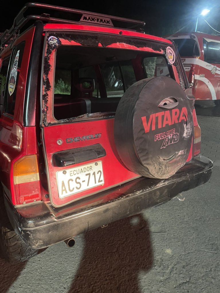 MayrissKathy's tweet photo. Coop. de Transp. Santa es lamentable la manera de conducir siendo la #45 que hace pocos minutos acaba de producir un accidente en #Alausí-Chimborazo cuando el conductor del vitara estaba ingresando a una gasolinera, el bus choca la parte de atrás y se da a la fuga. Irresponsables https://t.co/fvH2X2ULf1