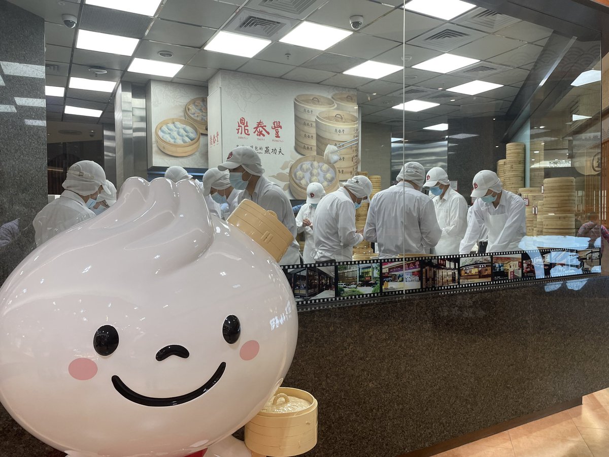 台湾のお土産を買って来たんですが…バイトの子と食べてみたら日本のクオリティーの高さって凄いね！
事に改めて気付かされました…(￣∇￣)
写真はお土産と鼎泰豊の点心を使ってる皆さんの様子です！
本日も中野からよろしくお願いします！
#中野
#台湾
#ランチ