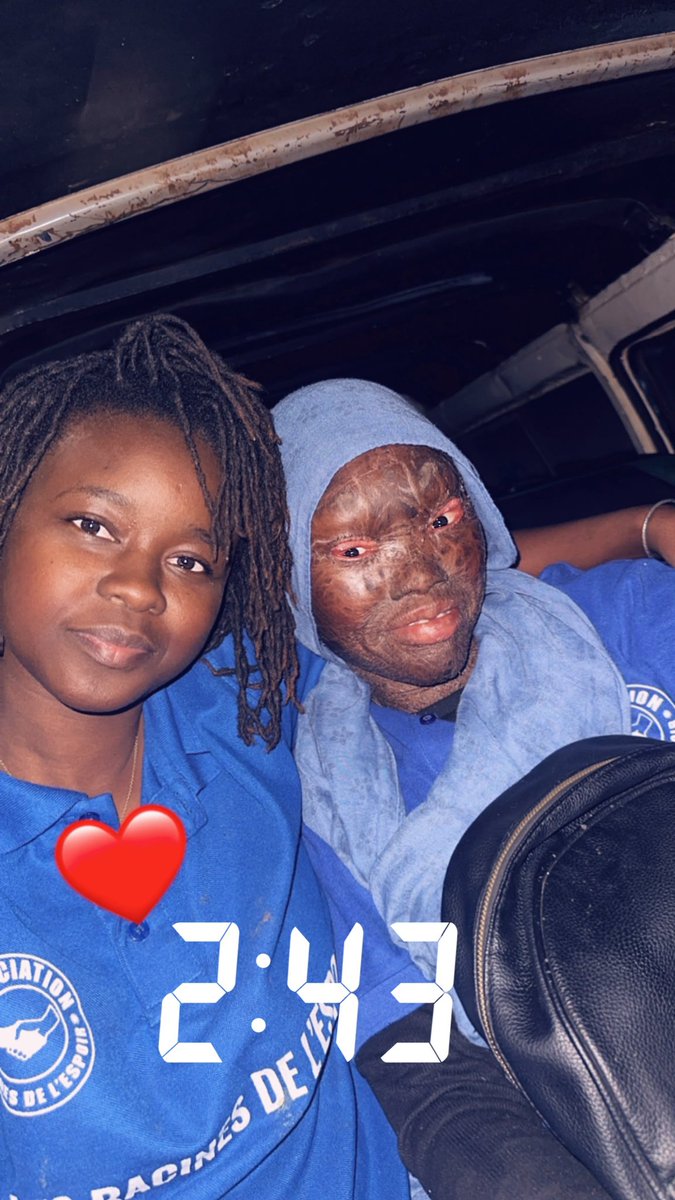 sophiagueye2's tweet photo. Dangén di nelawwwww 🙂 Il est 2h42 nous avons fini l’activité de kaolack et on prépare celle de coubalan ( casamance) et bakel 💙. Eh oui !!! elle participe aux activités et cuisine pour les autres en ce mois béni . elle a appris la solidarité et elle partage avec les autres  l’amour et  l’affection qu’on lui a donné cest ça la vie 💙🫶🏾. On continue …..