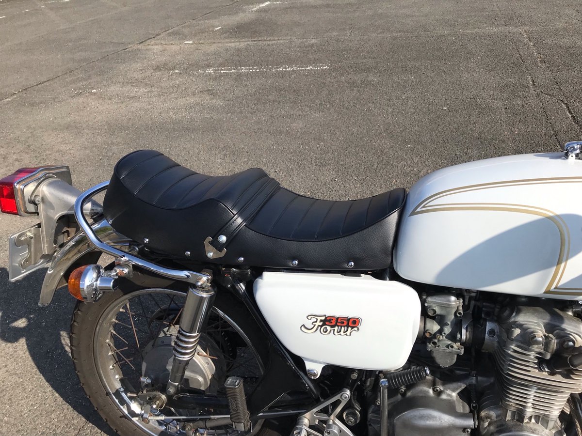 SeatBob's tweet photo. 今回ご紹介させて頂くシートはCB350F用のタックロールシートで全体的に角張ったシルエットのスクエアタイプになります🙂
この四角い形がレトロ感たっぷりで70年代当時に作られたシートっぽくて写真のサンゴーフォアに良くお似合いですね✨
03-6423-1360
https://t.co/Edf8BYCdsr
#cb350f https://t.co/FRLDpn1EBd