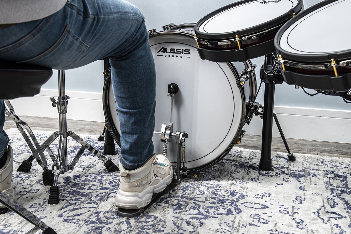 ALESIS_JP's tweet photo. Alesis待望のデジタルドラムのフラッグシップ機｢Strata 
Prime｣本日リリース&amp;発売です🎊

🖥️ 音源モジュールにはプロ御用達･業界標準の｢BFD3｣サウンドエンジンをそのまま移植(！)
🎵 BFD3に加えて3タイプのサウンドライブラリーを搭載
👆 10.1インチ大型タッチスクリーンは操作性抜群 https://t.co/5z0QyZ5iJn