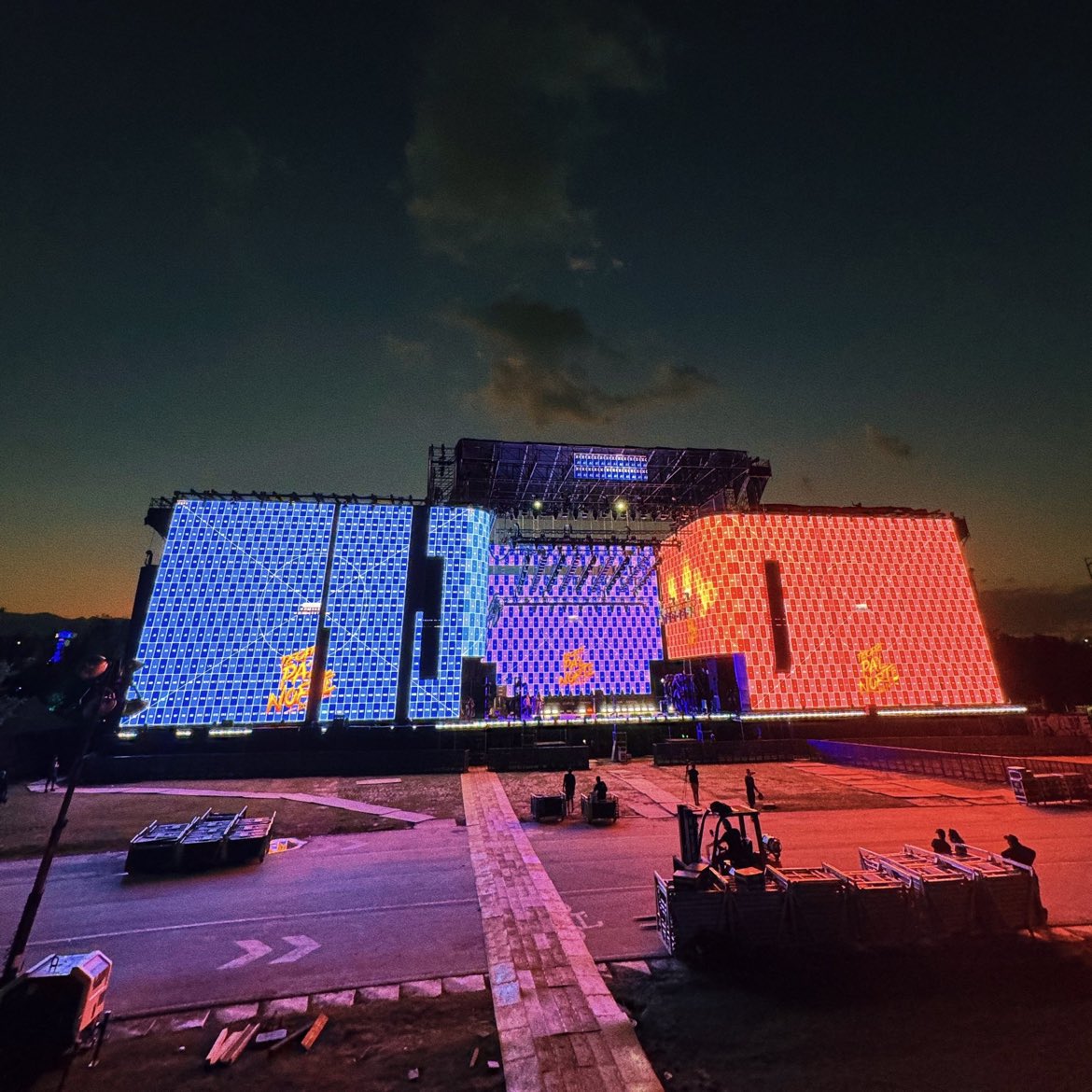 Kendrick Lamar + estás pantallas, definitivamente la experencia será SUPERIOR a lo que fue el Ceremonia, se dice y no pasa nada.