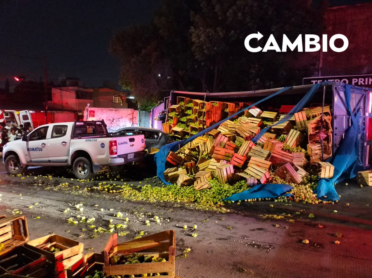 Diario_Cambio's tweet image. 🚨⚠️ ¡Toma precauciones! 

Aparatosa #volcadura de camión de #tomates y dos vehículos particulares en 2 Norte y 30 Oriente

📸 ǀ Tere Murillo 

#diariocambio