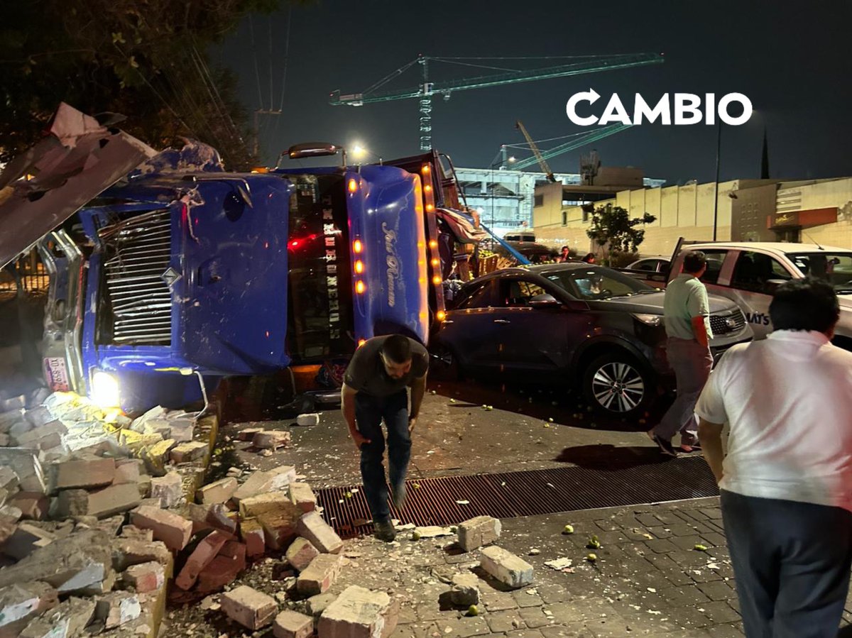 Diario_Cambio's tweet image. 🚨⚠️ ¡Toma precauciones! 

Aparatosa #volcadura de camión de #tomates y dos vehículos particulares en 2 Norte y 30 Oriente

📸 ǀ Tere Murillo 

#diariocambio