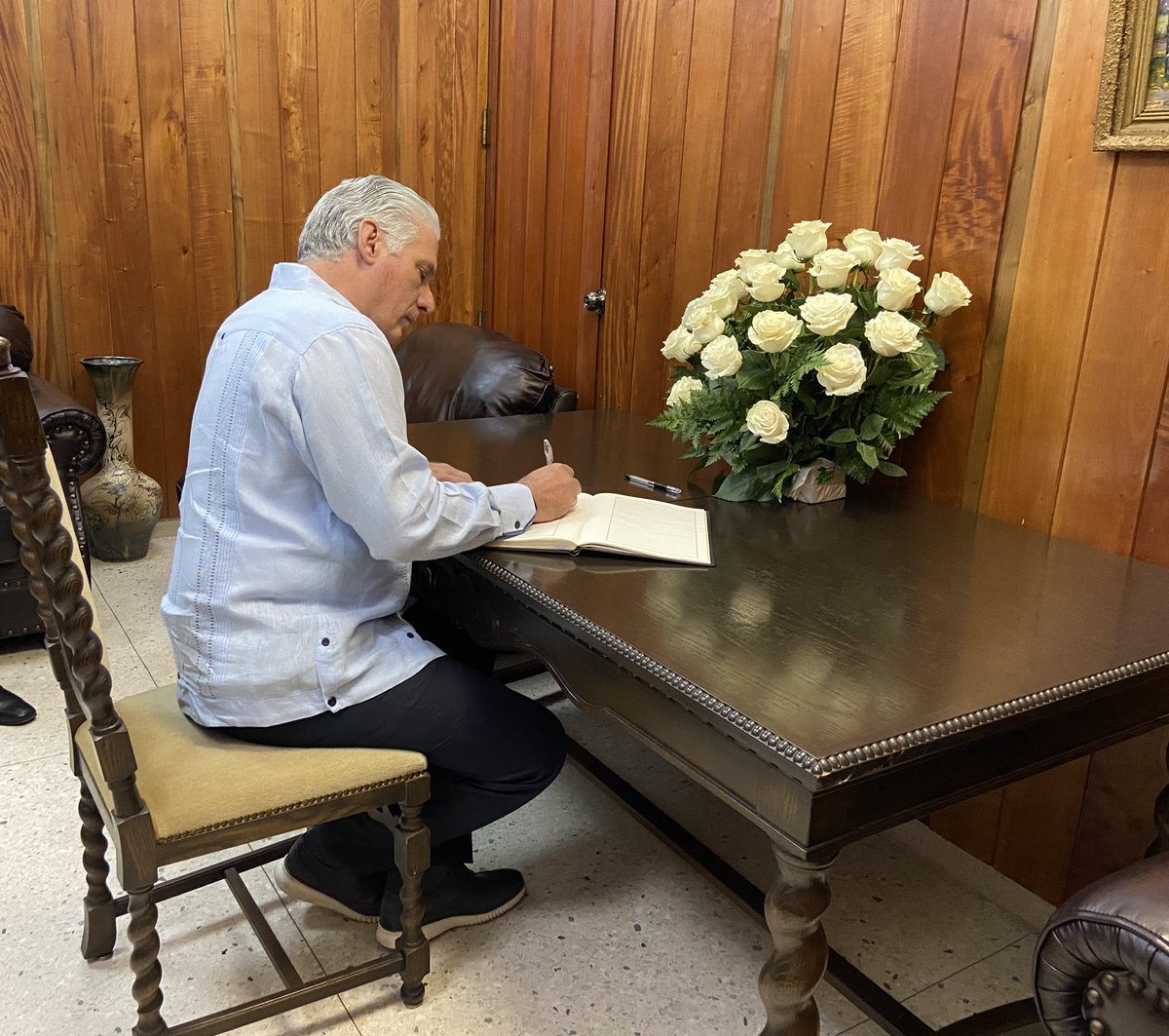 RenGallego3's tweet photo. #Cuba
En su nombre y en el del pueblo cubano, nuestro Presidente firma el libro de condolencias abierto en nuestro país para rendir tributo a las víctimas del acto terrorista perpetrado en Moscú. Viva la paz mundial. https://t.co/o0wH50tIVv
