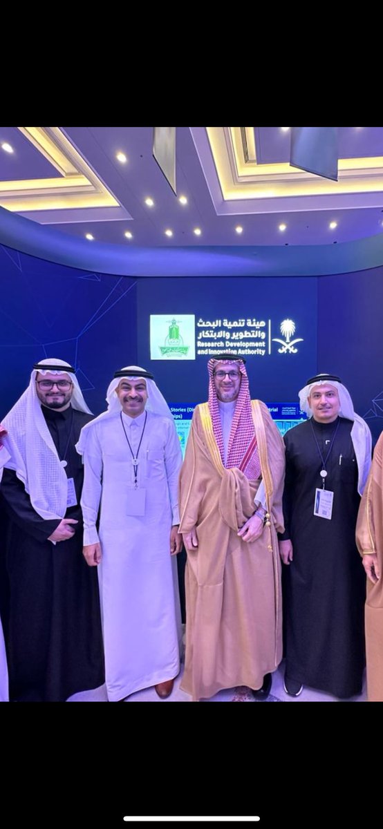 سعدت بالتكريم من قبل @RDIA و <a href="/ksaBritish/">British Council KSA</a> وتشرفت بوجود رئيس #جامعة_الملك_عبدالعزيز بيننا. يحق ان نفخر به، فانتظرناه طويلاً يا <a href="/cua_gov_sa/">مجلس شؤون الجامعات</a> كم أنا فخور بمقابلته والحديث معه بكل شفافية وطموح لمواجهة التحديات. وفقه الله وجعلنا على قدر التوقعات لننهض بالبحث والإبتكار وننافس هنا وهناك🇸🇦