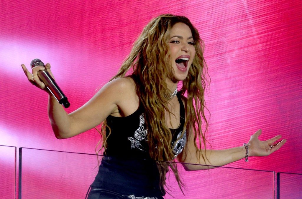 Shakira Takes Over Times Square With Free Pop-Up Show to Celebrate New Album buff.ly/3PDKTMs #Shakira