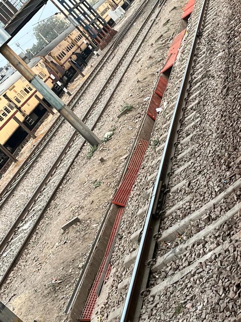 @RailMinIndia @RailwaySeva 
I am sure that some amount of money has been put for these drainage covers. But how this is maintained is here.
Station - Ghaziabad, platform number2 #drmghaziabad #uthaoawaaz