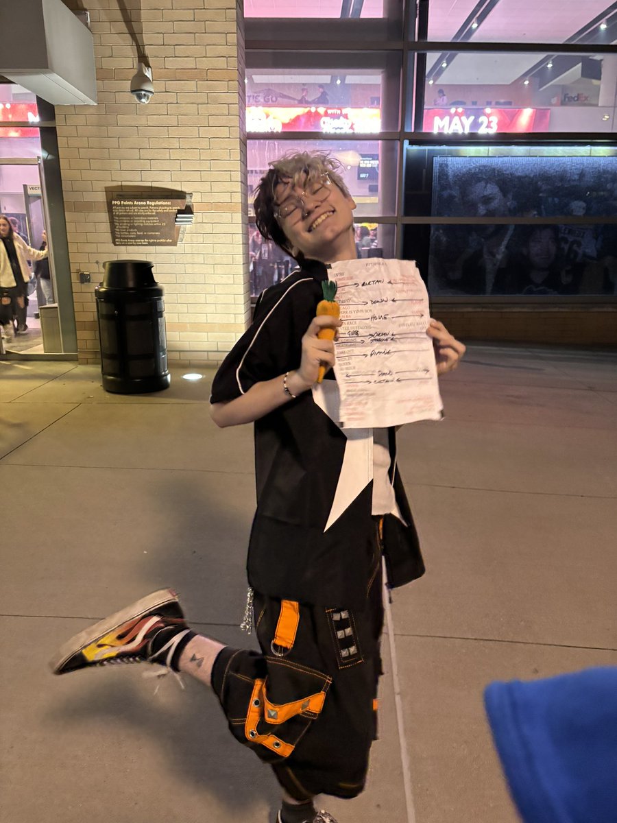 H4LFDOOM3D's tweet image. who else got picked out of the crowd by pete wentz to be brought side stage and then got a setlist and a pick