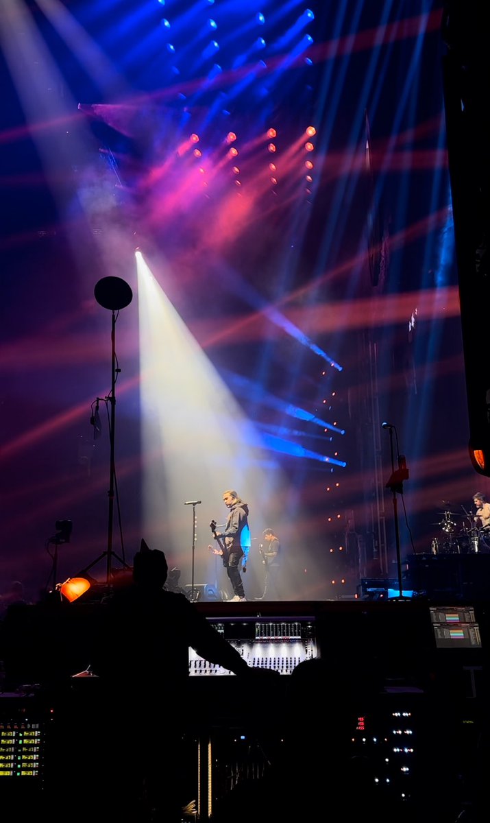 H4LFDOOM3D's tweet image. who else got picked out of the crowd by pete wentz to be brought side stage and then got a setlist and a pick