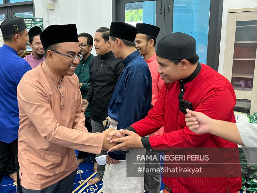 PerlisFama's tweet photo. 40 orang asnaf dari 5 buah kampung di bawah kariah Masjid Nurul Iman telah menerima sumbangan Kit Sentuhan Kasih Ramadan FAMA 1445H.

Masjid Nurul Iman adalah salah satu daripada 7 lokasi pelaksanaan Jelajah Sentuhan Kasih Ramadan FAMA 1445H ini di seluruh Malaysia. https://t.co/2081fQtAlN