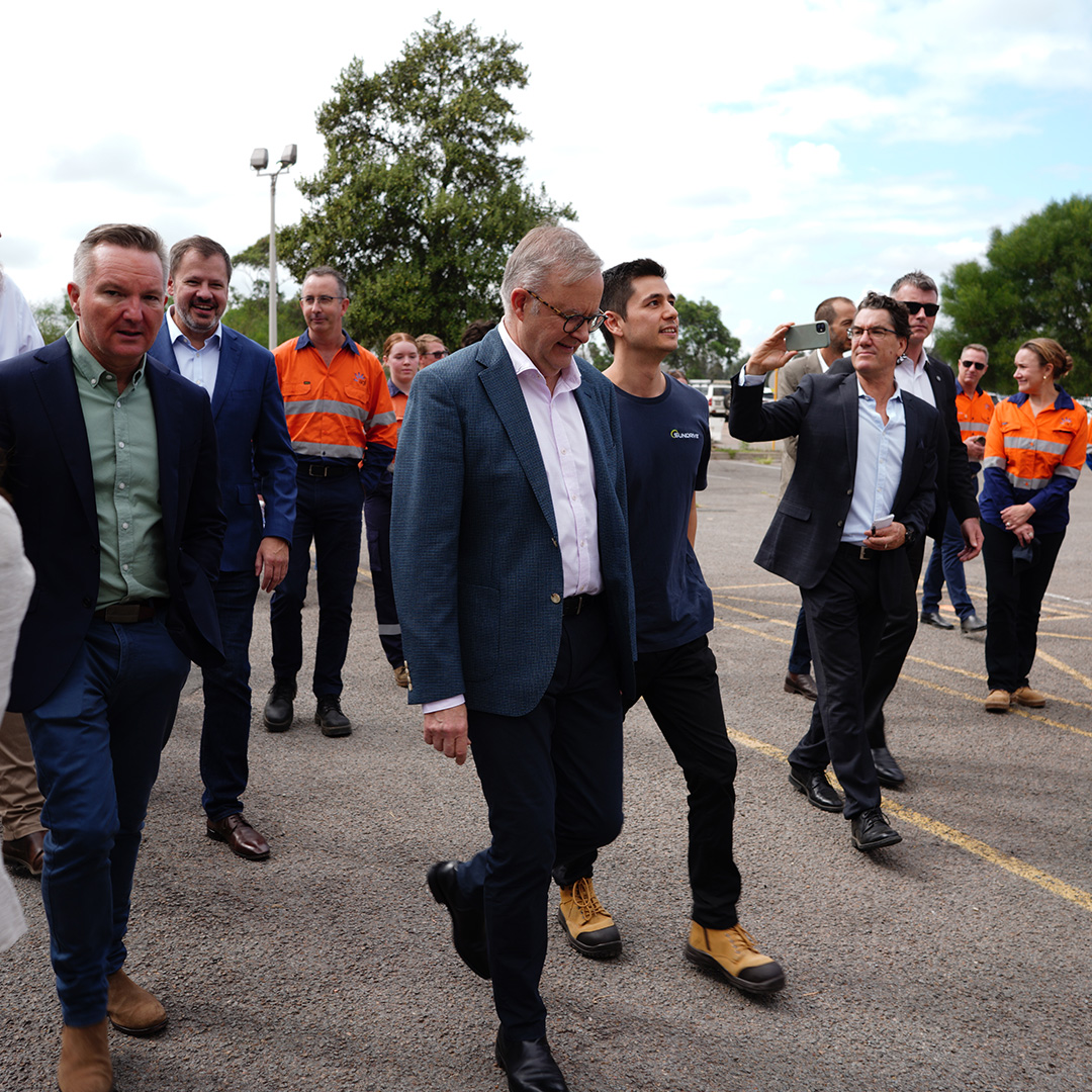 An honour to host @AlboMP, @Bowenchris, Ed Husic MP, and representatives from the NSW Government at our Liddell site today in the #HunterValley to announce a major Government investment for Australian #solar clean energy manufacturing.