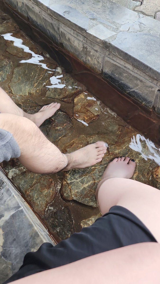 足湯なうー🎶
初めて入った気がする😳
きもちぃねぇー꜀(　꜆´⌓`)꜆
全身浸かりたいくらい笑