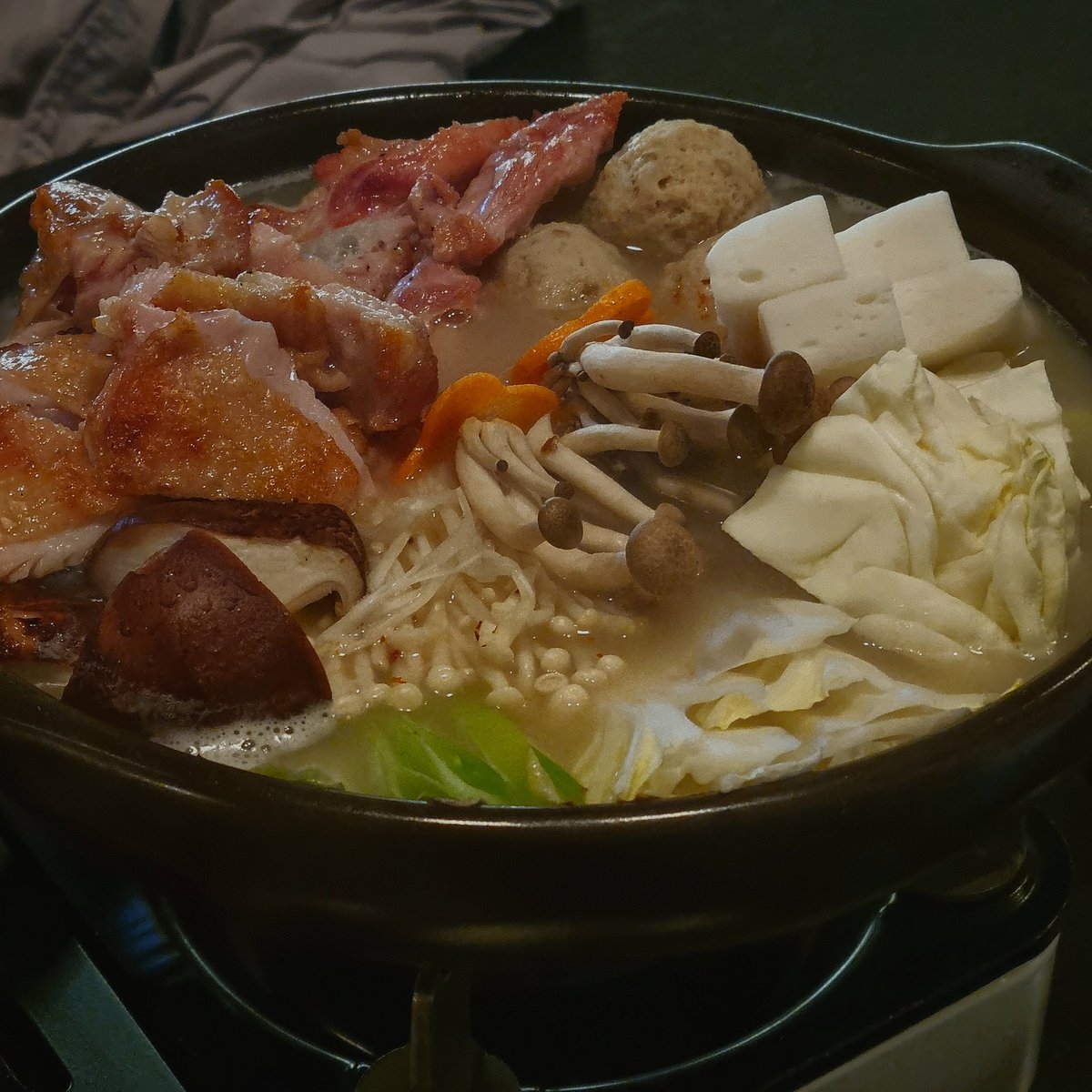 muk_archives's tweet photo. 그냥 들어간 이자카야의 모든 메뉴가 끝내줄 때... 버섯크림고로케에서 오?하고 토리나베에서 맛있는데,까지 갔다가 양갈비에서 kijul... 배부름을 이겨내고(?) 모듬회까지 시켰는데 전복도 고등어초회도 끝내주다.. 서비스로 주신 고등어���초밥까지 맛봤을 때 결국 사장님한테 쌍따봉 날림...👍👍🐷 https://t.co/b0RhDbxDnW