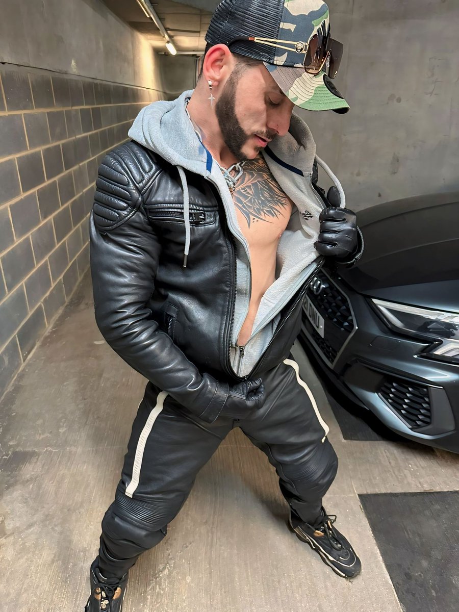 Turning on the engines🔥😈🏍 rt if u would like to worshipping me in ma leather 👅